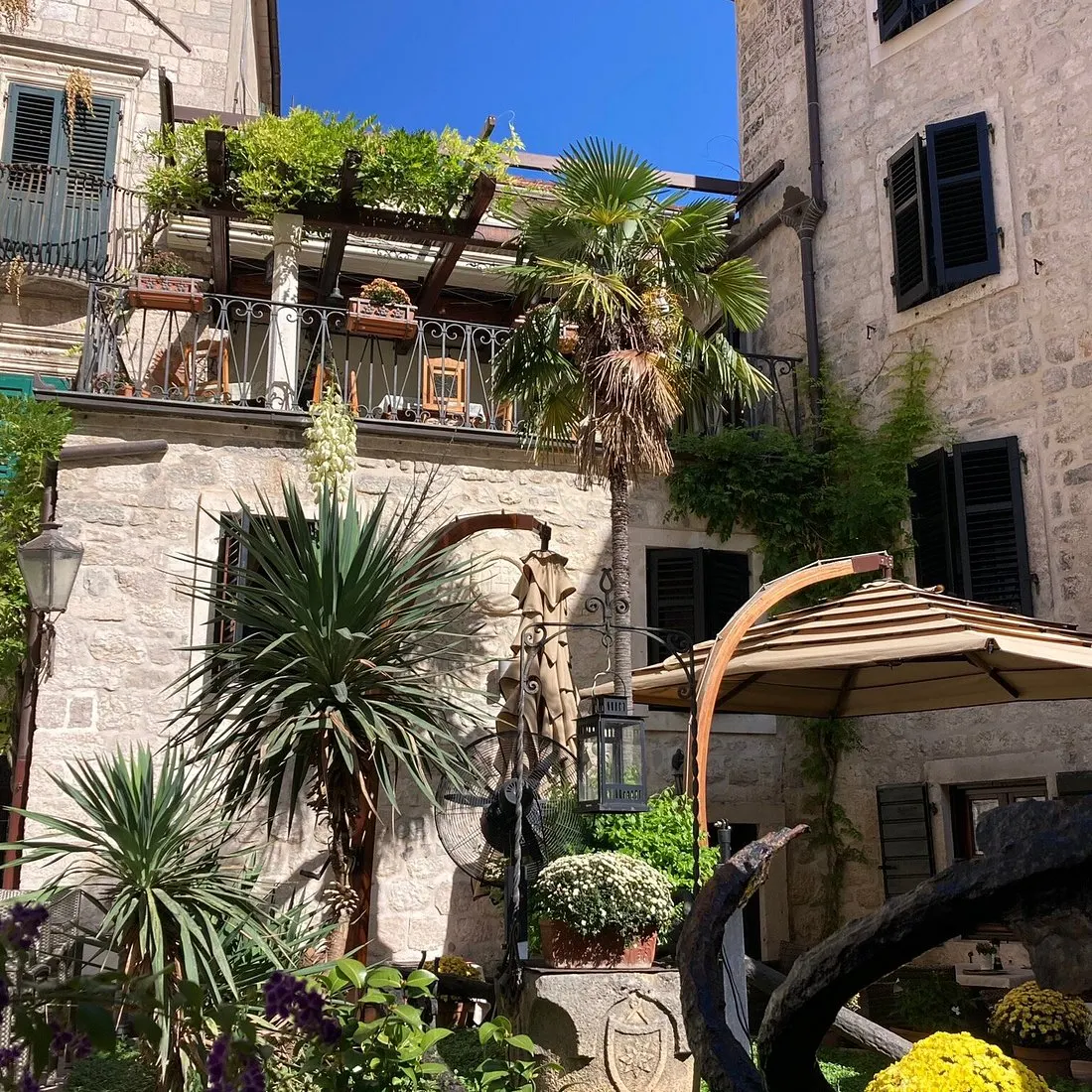 Hotel Monte Cristo courtyard terrace