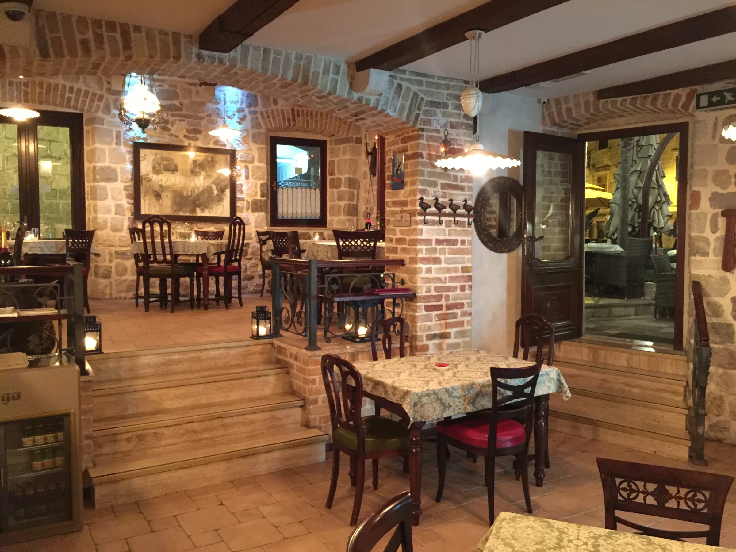 Restaurant brick archway — Hotel Monte Cristo