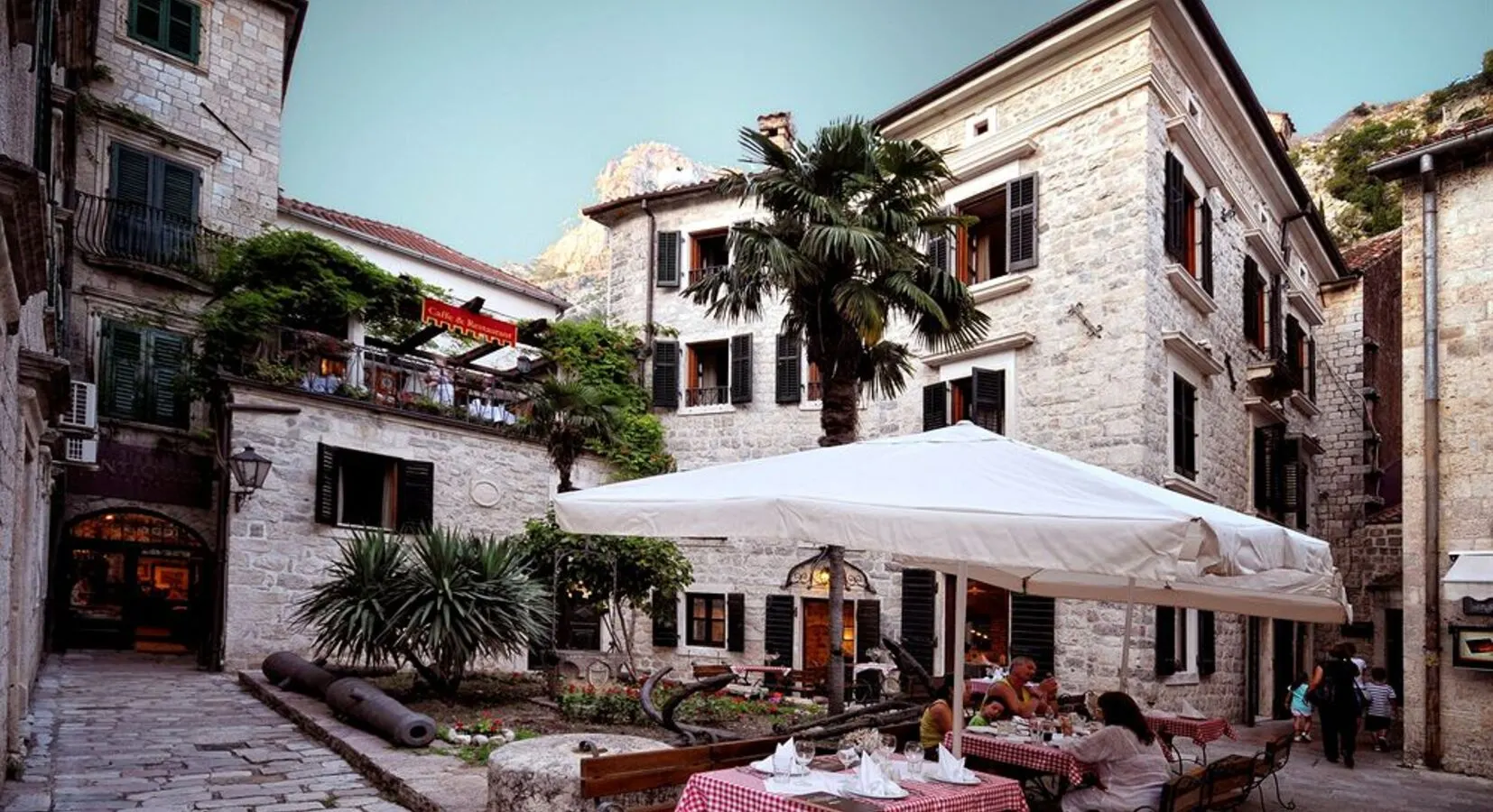Hotel Monte Cristo restaurant terrace evening