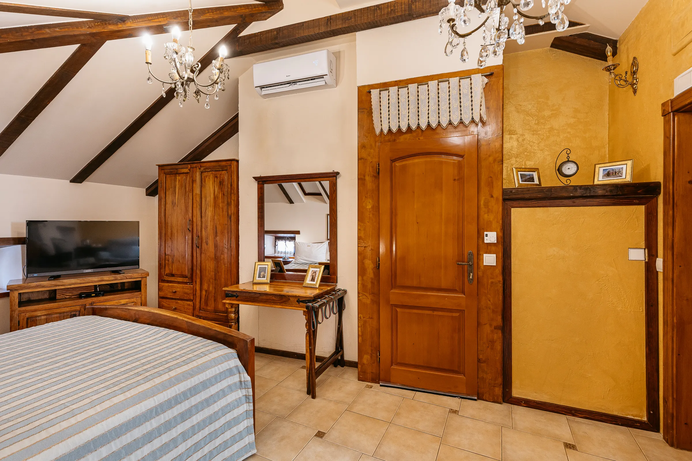 Studio / Attic Apartment 8
