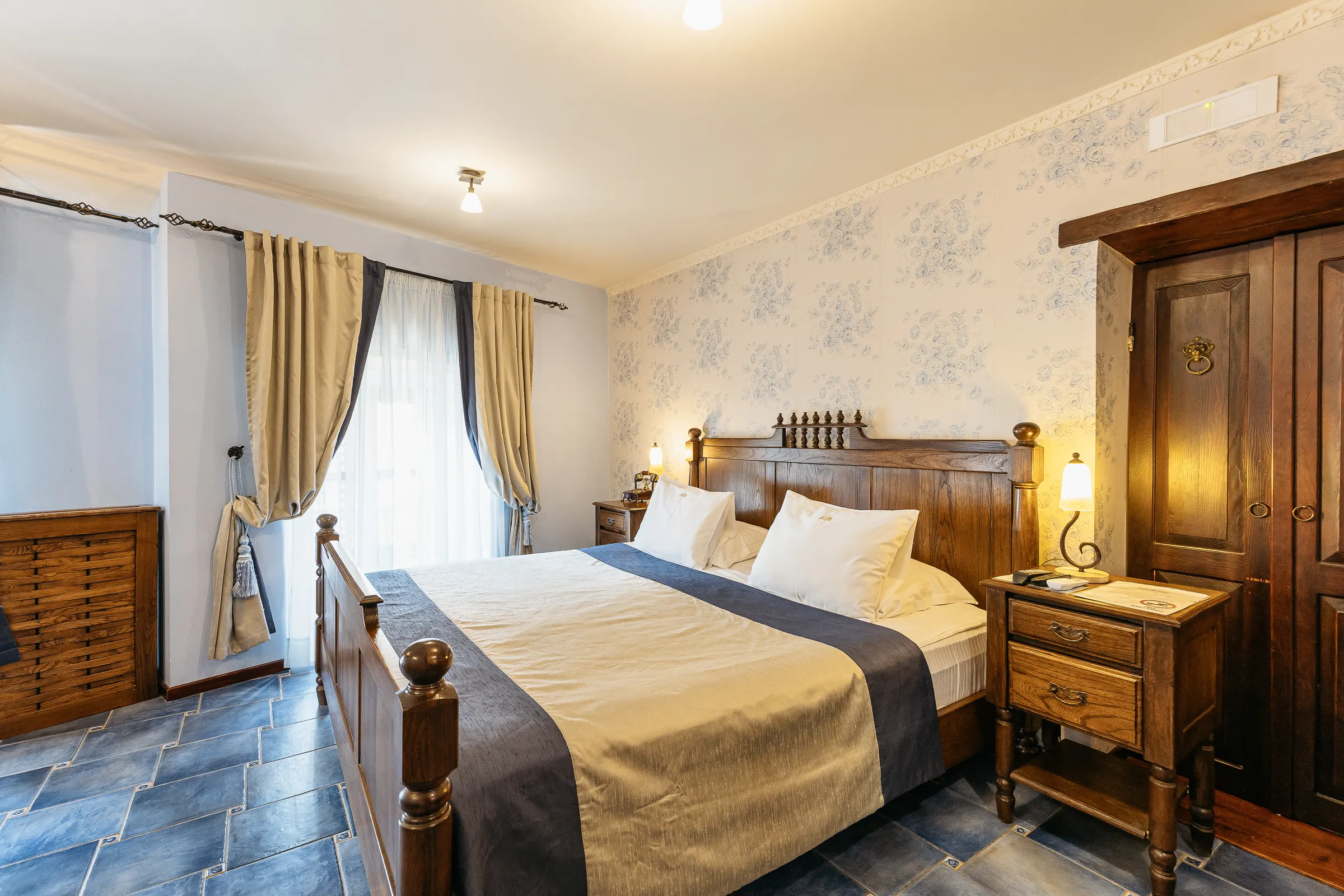 Superior / Deluxe Room 7