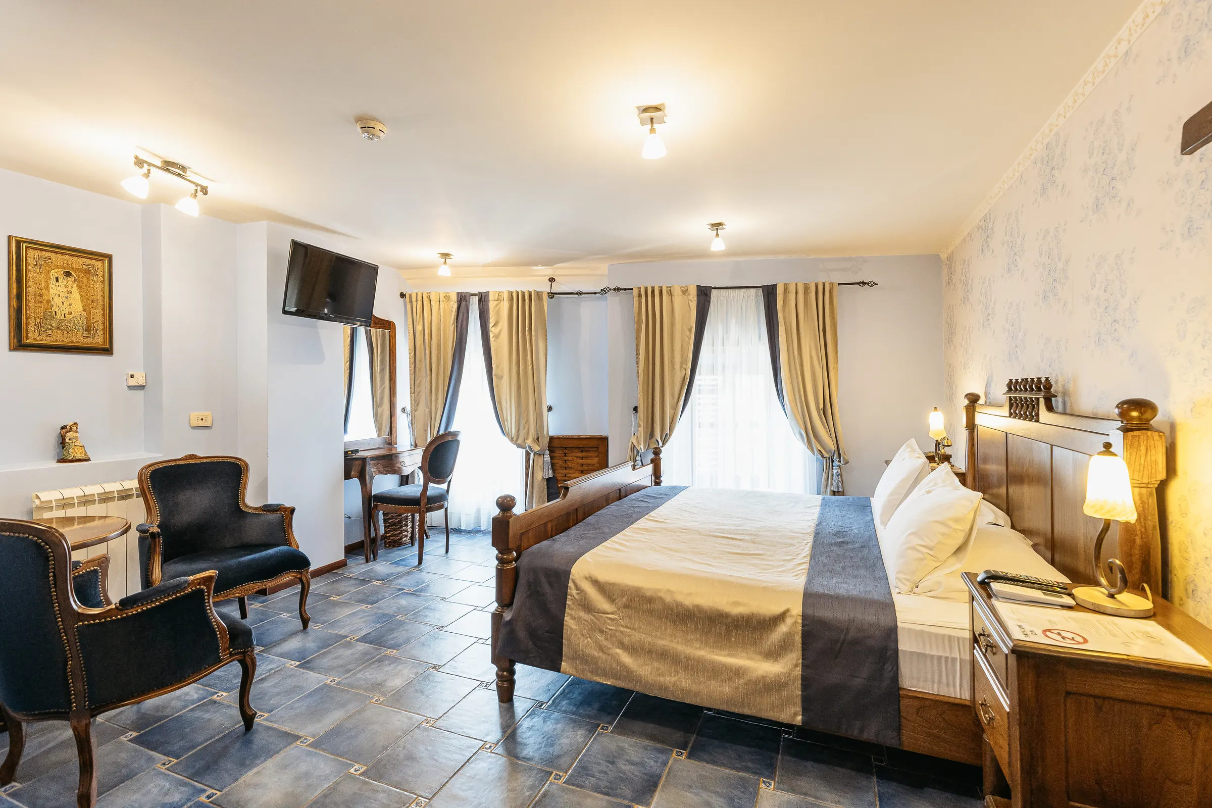 Superior / Deluxe Room 8