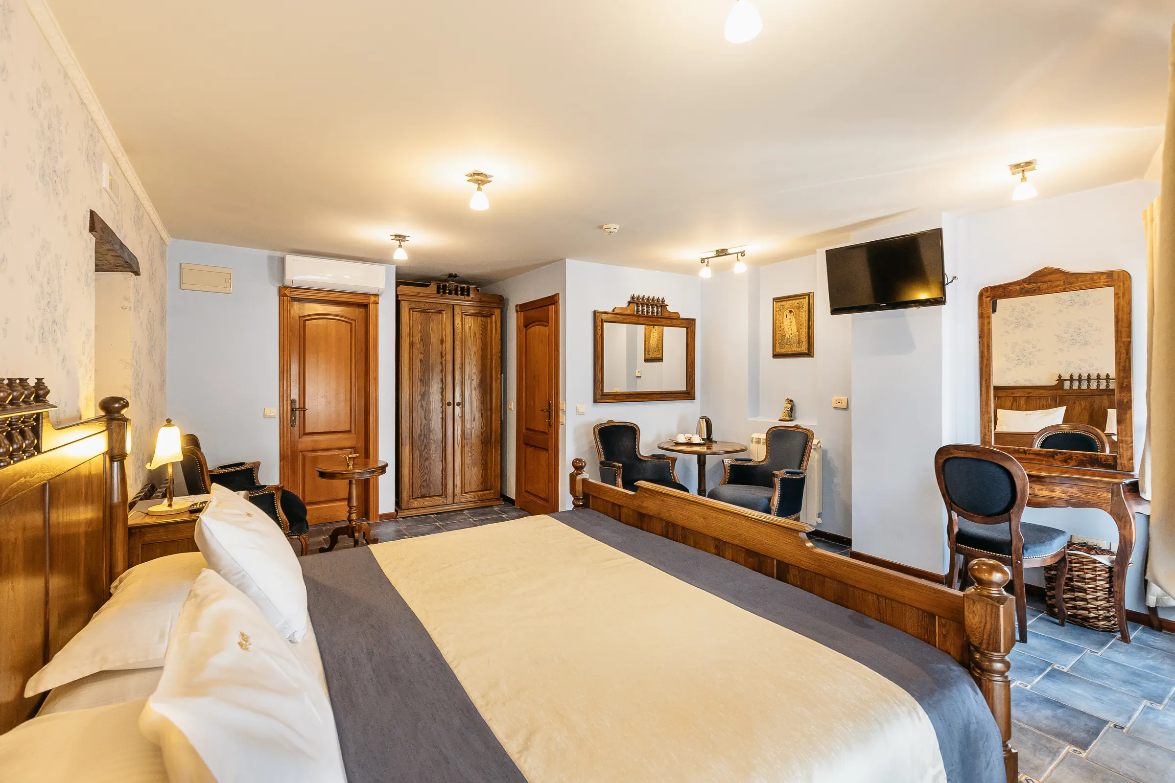 Superior / Deluxe Room 9